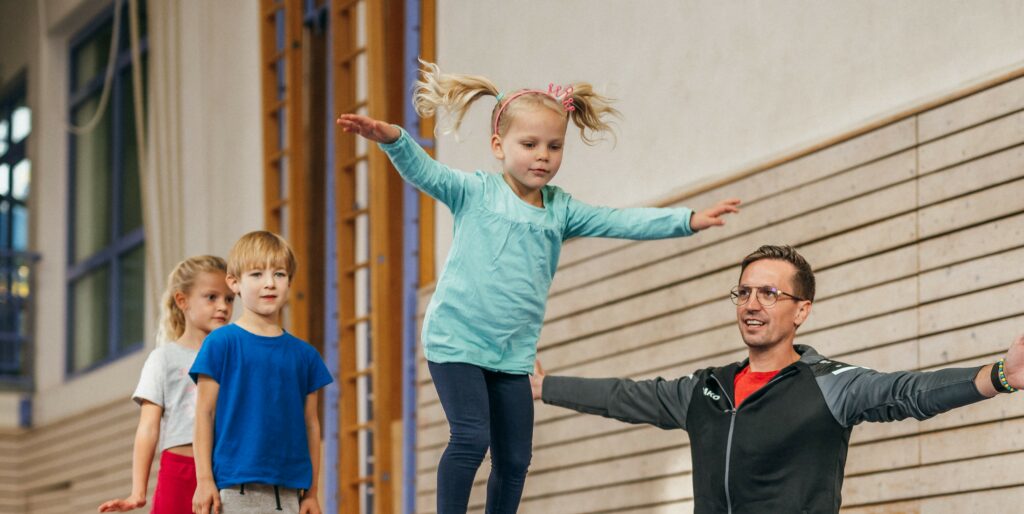 Kinder balancieren in einer Halle