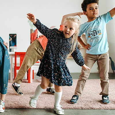 Mehr Bewegung im Alltag von Kindern integrieren mit unseren Bewegungsideen